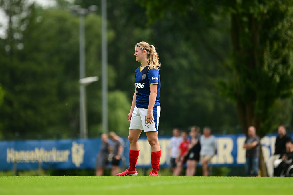Fußball I Frauen I Saison 2025-2026 I Testspiel I Hamburger SV - Holstein Kiel | Nahaufnahme, Einzelfoto, Freisteller, Portrait, Porträt, Einzelbild, Einzelfoto, Körper: Ronja Jürgensen (8, Holstein Kiel) - Realisiert mit Pictrs.com