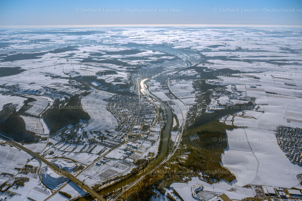 4043130 | WINTERHAUSEN 13.02.2021 Winterlich schneebedeckte Ortschaft an den Fluss- Uferbereichen in Winterhausen im Bundesland Bayern, Deutschland. // Wintry snowy town on the banks of the river in Winterhausen in the state Bavaria, Germany. Foto: Gerhard Launer