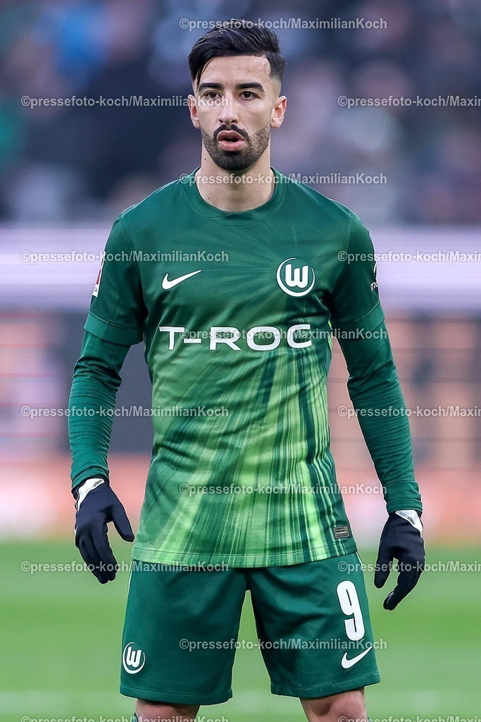 BMG13122502034 | 13.12.2025, Fußball, Borussia Mönchengladbach - VfL Wolfsburg, 1. Fußball Bundesliga, 14.Spieltag, Borussia-Park, Saison 2025 2026: Mohamed Amoura&nbsp;(VfL Wolfsburg #09)  DFB regulations prohibit any use of photographs as image sequences and or quasi-video.