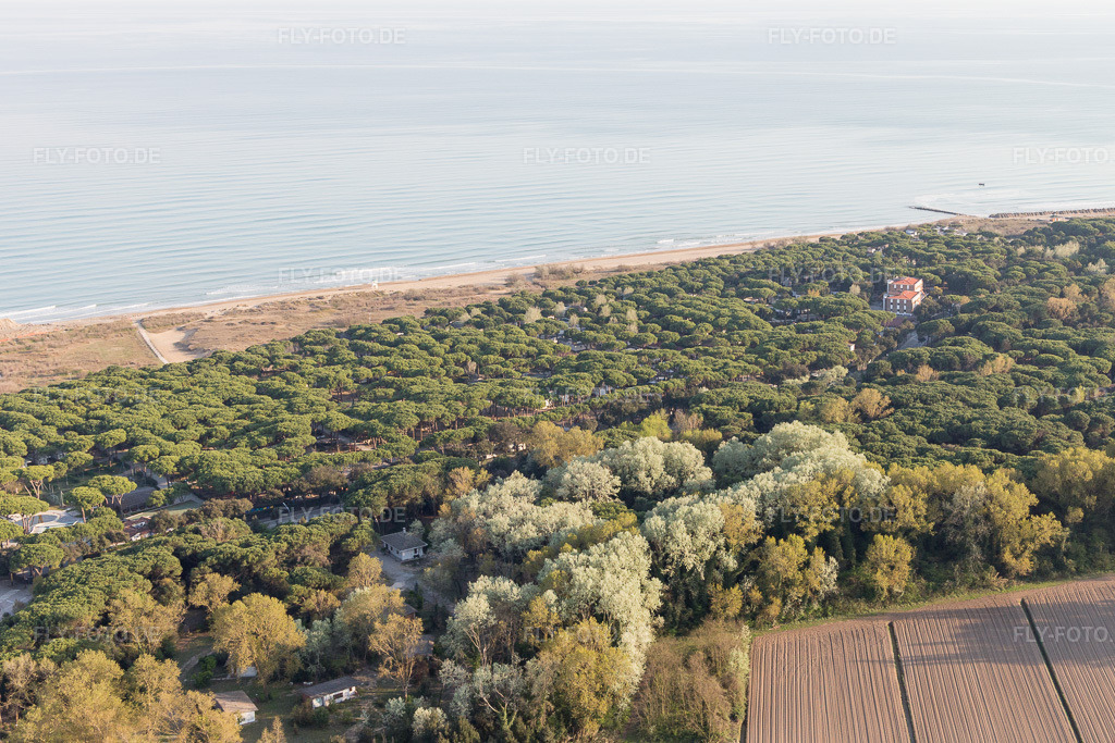 Luftbild: Ortsansicht in Cortellazzo im Bundesland Venetien in Italien. Foto: IMG_098185.jpg vom 03.04.2017 durch Werner Riehm/FLY-FOTO.de