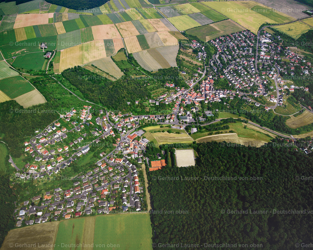 9200801 | UNTERDüRRBACH 31.08.2016 Stadtgebiet mit von Wald- und Forstflächen umsäumten Außenbezirken und Innenstadtbereich in Unterdürrbach im Bundesland Bayern, Deutschland // Urban area with outskirts and inner city area surrounded by woodland and forest areas in Unterdürrbach in the state Bavaria, Germany Foto: Gerhard Launer