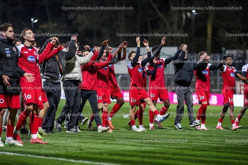 Koe12032501117 | 12.03.2025, Fußball, FC Viktoria Köln – Rot-Weiss Essen, 3.Liga, Sportpark Höhenberg, Saison 2024 2025: Abschlussjubel nach dem 1:0 Sieg für Viktoria Köln. Die Mannschaft steht jubelnd vor den FansDFB regulations prohibit any use of photographs as image sequences and or quasi-video.