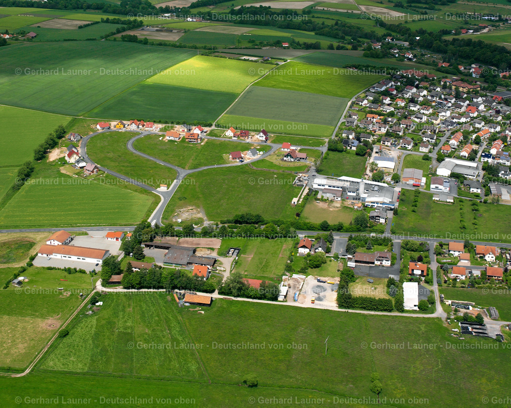 2615598 | SCHLITZ 09.06.2006 Landwirtschaftliche Nutzflächen und Feldgrenzen  umsäumen das Siedlungsgebiet des Dorfes in Schlitz im Bundesland Hessen, Deutschland // Agricultural land and field boundaries surround the settlement area of the village  in Schlitz in the state Hesse, Germany Foto: Gerhard Launer