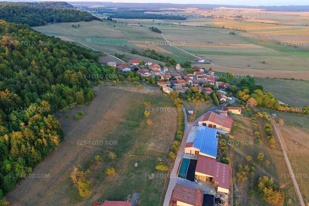 Aerial view: View of the town from the west in Clérey-la-Côte in the state Vosges, France. – Photo: IMG_118381.jpg taken on 09/15/2019 by Werner Riehm/FLY-FOTO.com – Resolution of the original: 5305 x 3536 px