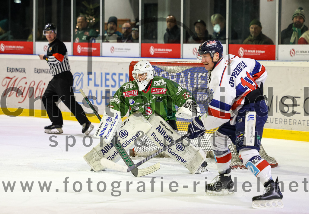 2023-12-17_053_TSV_Erding_gegen_ESC_Kempten | Erding, Deutschland, 17.12.2023:
Eishockey, Bayernliga Vorrunde 2023 / 2024, 18. Spieltag, TSV Erding gegen ESC Kempten, Endergebnis: 5:1

Torwart Niklas Schlammer (Erding Gladiators, #35)

Foto: Christian Riedel / fotografie-riedel.net