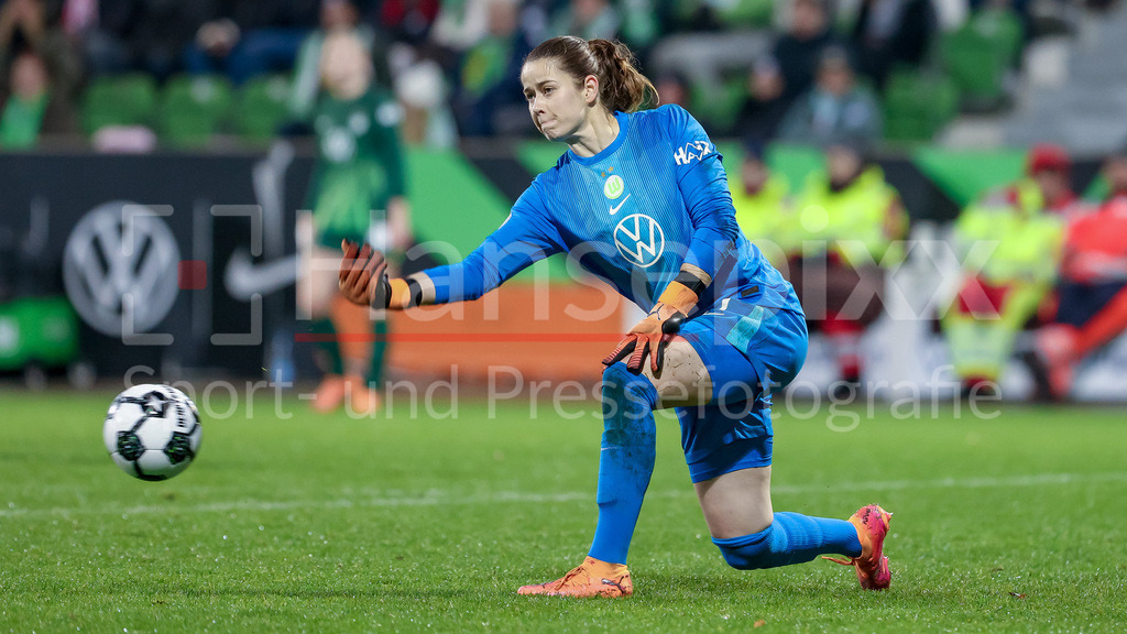 Fussball, DFB-Pokal Frauen, VfL Wolfsburg - SC Freiburg | Stina Johannes (Torhüterin, VfL Wolfsburg, 1) am Ball, Freisteller, Einzelbild, Ganzkörper, Aktion, Action, Spielszene, DIE DFB-RICHTLINIEN UNTERSAGEN JEGLICHE NUTZUNG VON FOTOS ALS SEQUENZBILDER UND/ODER VIDEOÄHNLICHE FOTOSTRECKEN. DFB REGULATIONS PROHIBIT ANY USE OF PHOTOGRAPHS AS IMAGE SEQUENCES AND/OR QUASI-VIDEO.