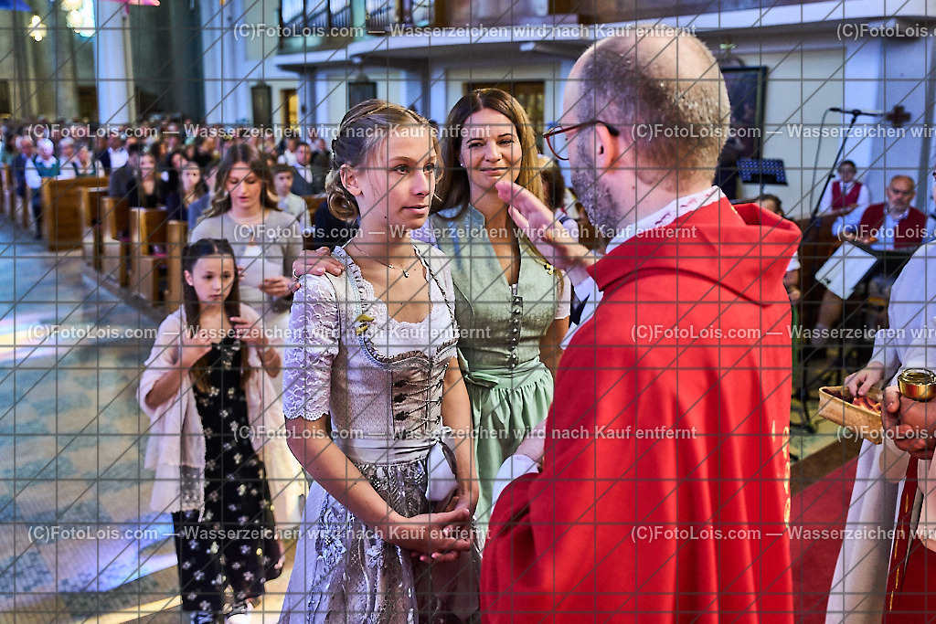 ALP0947_PfarrFirmung Wieselburg_Firmvorgang | (C)FotoLois.com, Alois Spandl, Firmung in der Pfarrkirche Wieselburg mit Generalvikar Dr. Christoph Weiss, Dechant Pfarrer Daniel Kostrzycki und Monignore Franz Dammerer, Sa 15. Juni 2024.