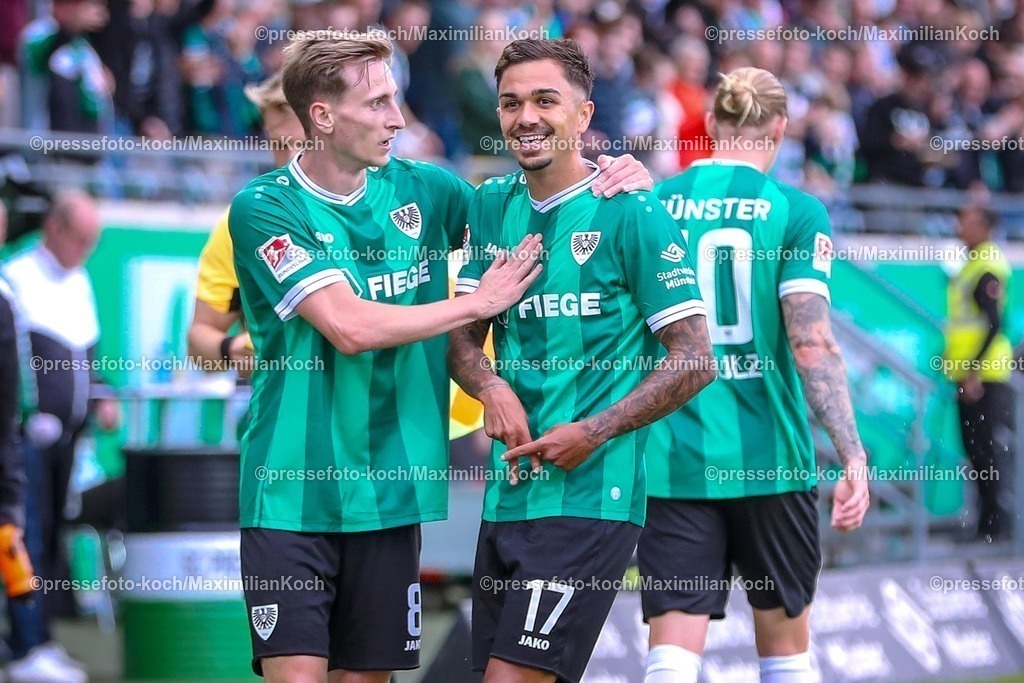 PRM22082501077 | 22.08.2025, Fußball, Preußen Münster - 1. FC Nürnberg, 2. Fußball Bundesliga,  Preußenstadion, Saison 2025 2026: Torjubel nach dem Tor zum 1:0 durch Torschütze Oliver Batista Meier (Preussen Muenster #17)  zusammen mit   Joshua Mees (Preussen Muenster #08) DFB regulations prohibit any use of photographs as image sequences and or quasi-video.