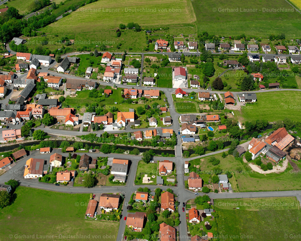 2615374 | STOCKHAUSEN 09.06.2006 Landwirtschaftliche Nutzflächen und Feldgrenzen  umsäumen das Siedlungsgebiet des Dorfes in Stockhausen im Bundesland Hessen, Deutschland // Agricultural land and field boundaries surround the settlement area of the village  in Stockhausen in the state Hesse, Germany Foto: Gerhard Launer