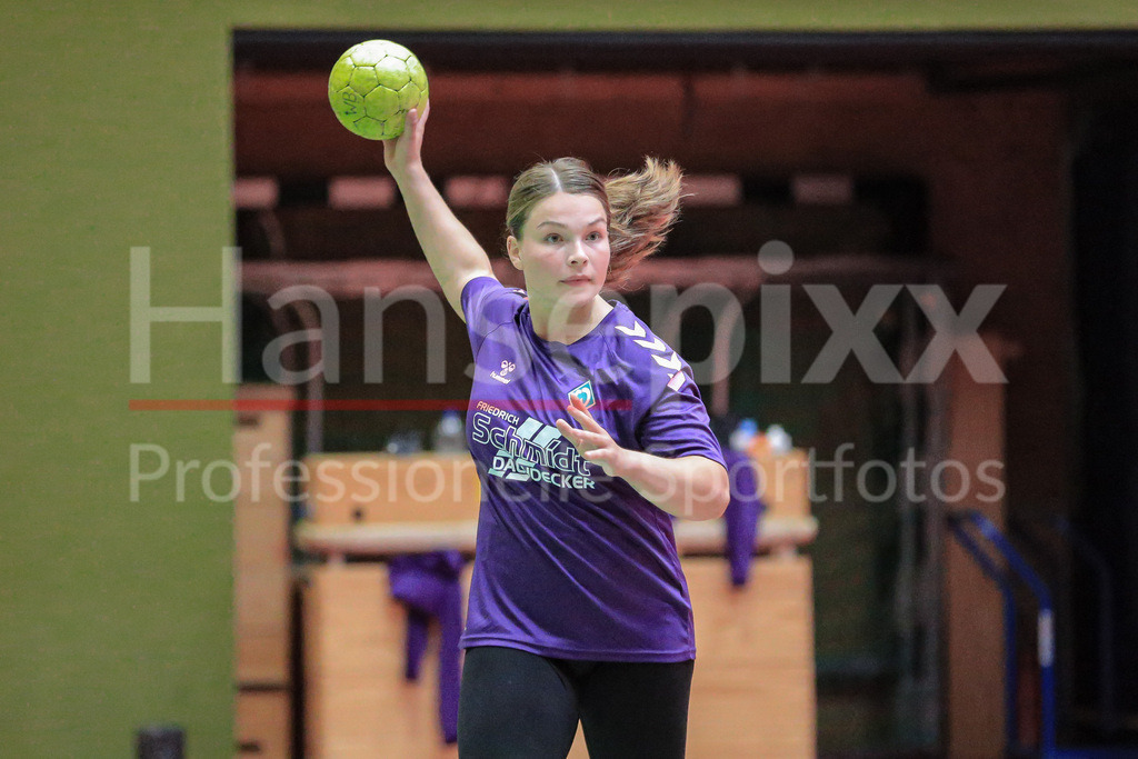 Handball, 2. Bundesliga Frauen, Training SV Werder Bremen | v.li.: Madita Probst (SV Werder Bremen, 10) am Ball, Spielszene, Aktion, Action
