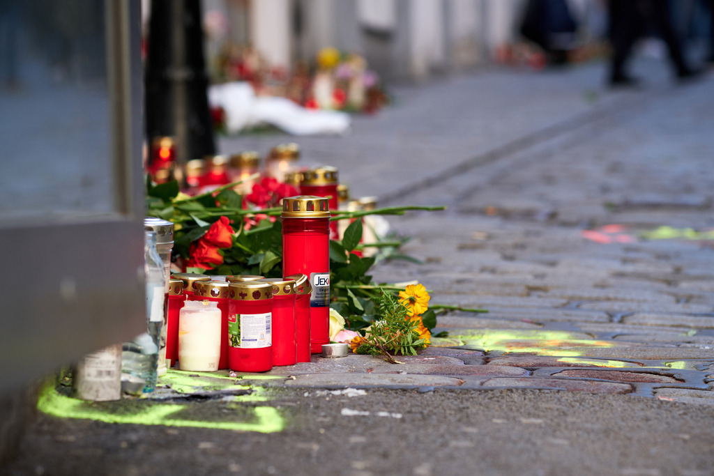 Kerzen und Blumen am Tatort | Wien, Austria - November 06, 2020: Gedenken an den Terroranschlag vom 02.11.2020, Kerzen und Blumen am Tatort. - Realisiert mit Pictrs.com