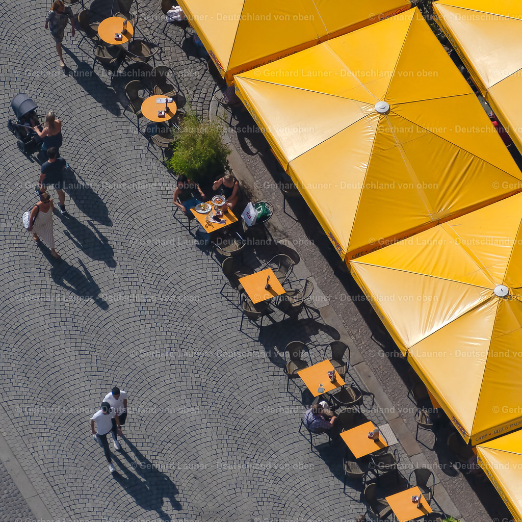 4041265 | LEIPZIG 15.09.2020 Gelbe Sonnenschirm des Restaurants " Spizz - Der Leipziger Jazz &amp; Musicclub " am Markt im Ortsteil Zentrum in Leipzig im Bundesland Sachsen, Deutschland. Weiterführende Informationen bei: SPIZZ - Jazz- &amp; Music-Club. // Yellow parasol of the restaurant "Spizz - Der Leipziger Jazz &amp; Musicclub" on the market in the district Zentrum in Leipzig in the state Saxony, Germany. Further information at: SPIZZ - Jazz- &amp; Music-Club. Foto: Gerhard Launer