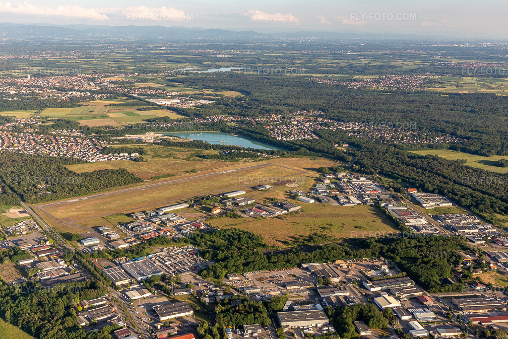 Aerial view: Aerodrome in the district Zone Activite Aerodrome in Hagenau in the state Bas-Rhin, France.Photo: IMG_115487.jpg taken on 06/16/2019 by Werner Riehm/FLY-FOTO.comResolution of the original: 5472 x 3648 px