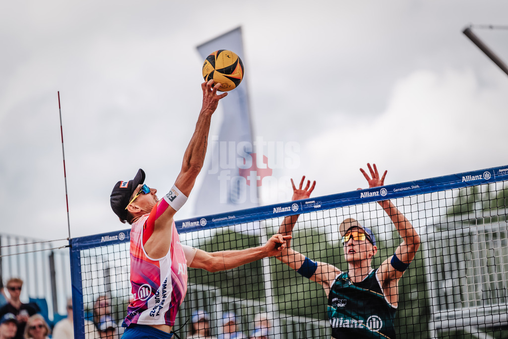 Beachvolleyball | Frauen | Allianz German Beach Tour 2025 | Tourstop Hamburg | 30.05.2025 | v.l. Bennet Poniewaz und Momme Lorenz