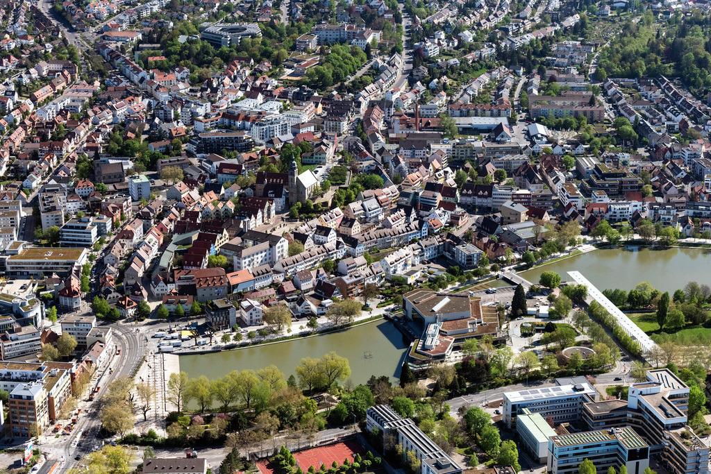 dr__0051052.jpg | BöBLINGEN 22.04.2020 Stadtansicht des Innenstadtbereiches an den Uferbereichen Oberen und Unteren See im Stadtgarten in Böblingen im Bundesland Baden-Württemberg, Deutschland. // City view of the downtown area on the shore areas Oberen and Unteren See in Stadtgarten in Boeblingen in the state Baden-Wuerttemberg, Germany. Foto: Daniel Reiter