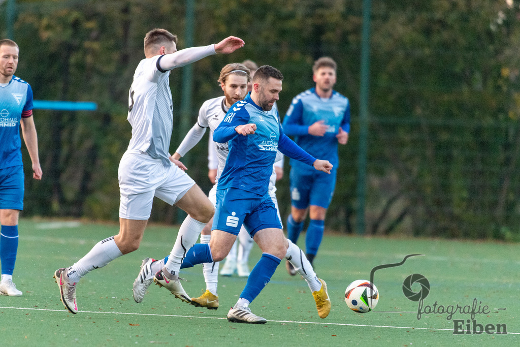GVO Oldenburg-WSC Frisia | Herren Bezirksliga 2; GVO Oldenburg (weiß)-WSC Frisia Wilhelmshaven (blau) am 16.11.2025 in Oldenburg (Sportanlage GVO); Photo: Philip Eiben 2025 - Realisiert mit Pictrs.com