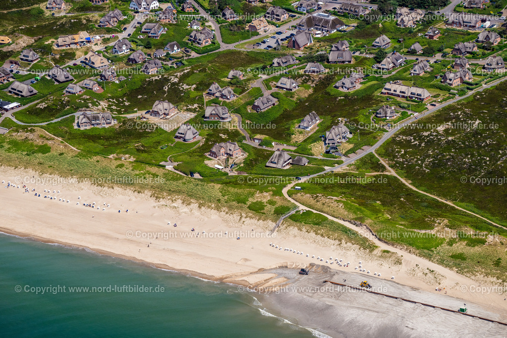 Sylt_Rantum_Strand_Henningrincken_Wai_ELS_4313130625 | SYLT 13.06.2025 Aufschüttungs- und Bodenverfestigungsarbeiten am Dünenbereich der Sandstrand- Landschaft entlang des Küsten- Verlaufes " Strandaufspülung " an der Straße Am Sandwall in Sylt an der Nordsee im Bundesland Schleswig-Holstein, Deutschland. // Backfill and soil consolidation work on the dune area of the sandy beach landscape along the coastline " Strandaufspuelung " on street Am Sandwall in Sylt at the North Sea in the state Schleswig-Holstein, Germany. Foto: Martin Elsen