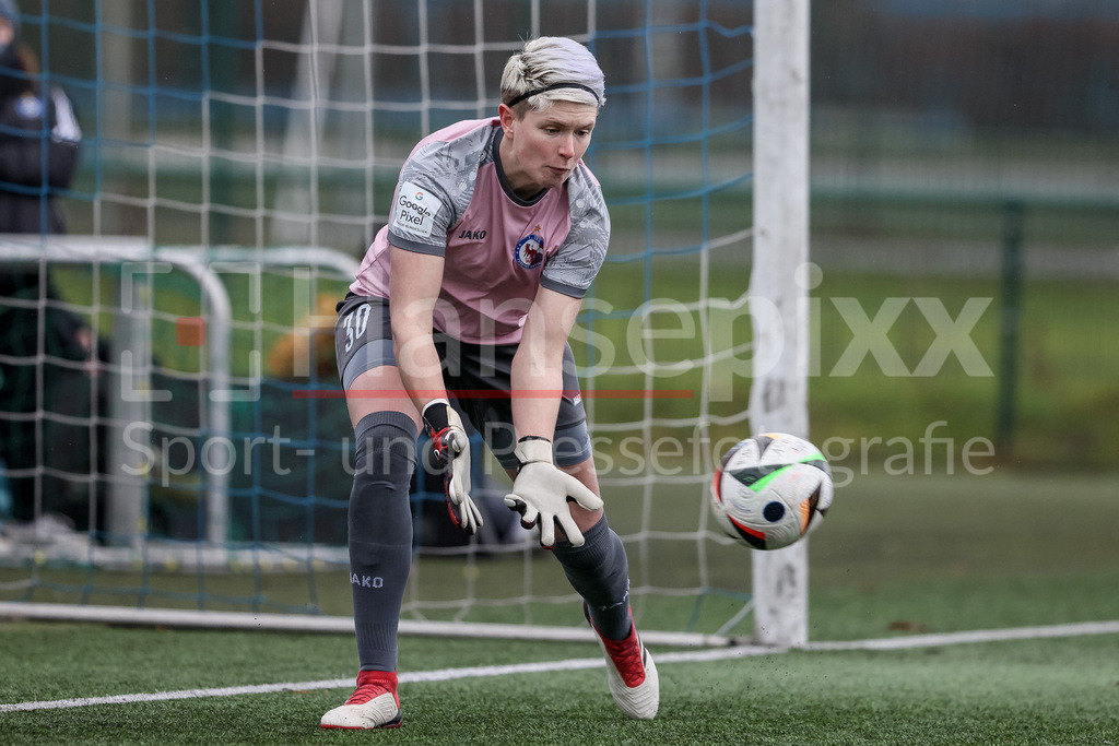 Fussball, Testspiel Frauen, Hamburger SV - 1. FFC Turbine Potsdam | v.li.: Vanessa Fischer (Torhüterin, Torwart, 1. FFC Turbine Potsdam, 30) fängt den Ball, am Ball, Freisteller, Einzelbild, Ganzkörper, Aktion, Action, Spielszene