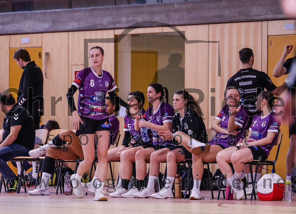 2024-12-14_065_SpVgg_Altenerding_gegen_SVA_Palzing | Erding, Deutschland, 14.12.2024:Handball, Bezirksoberliga Frauen Altbayern 2024 / 2024, 9. Spieltag, SpVgg Altenerding gegen SVA Palzing, Endergebnis: 20:30Lena Graf (SpVgg Altenerding, #6), Janina Konrad (SpVgg Altenerding, #2), Katharina Künstner (SpVgg Altenerding, #23)Foto: Christian Riedel / fotografie-riedel.net