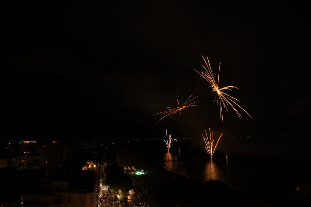 Ferragosto Fireworks in Grado, Italy | GRADO, ITALY, 15.AUG.26 - FIREWORKS - Ferragosto fireworks over the Adriatic Sea in Grado, Italy. Colorful fireworks light up the night sky above the beach, coastline and waterfront during the traditional summer celebration. - Realisiert mit Pictrs.com