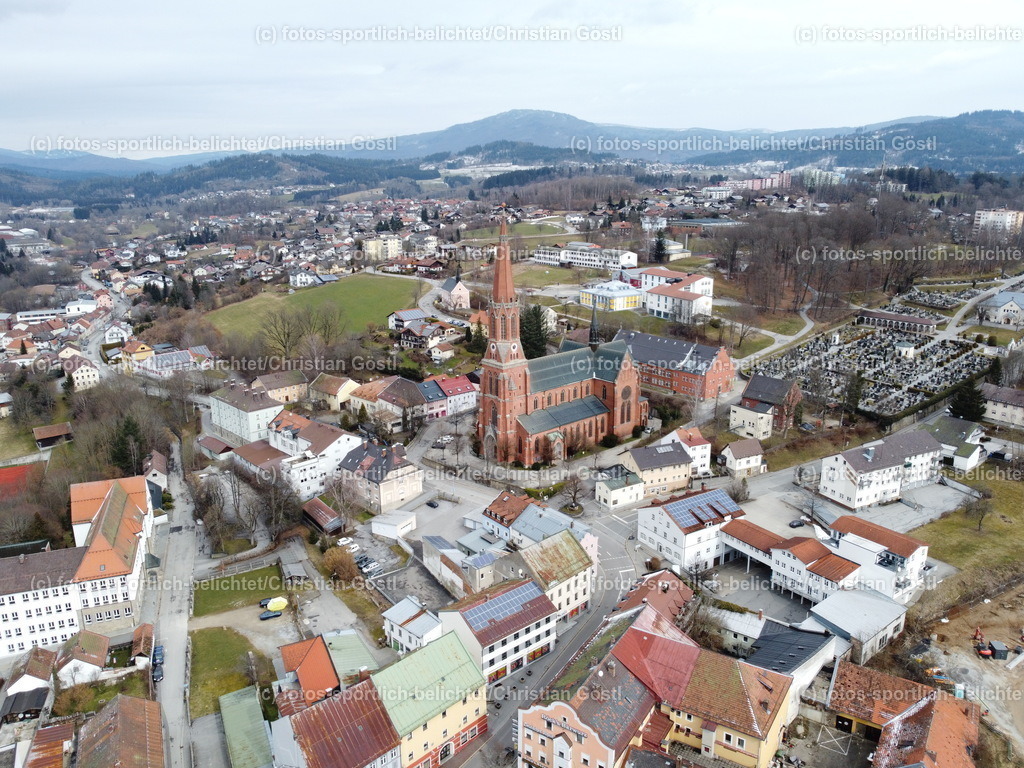 Stadtpfarrkirche St. Nikolaus in Zwiesel | DCIM\100MEDIA\DJI_0045.JPG - Realisiert mit Pictrs.com
