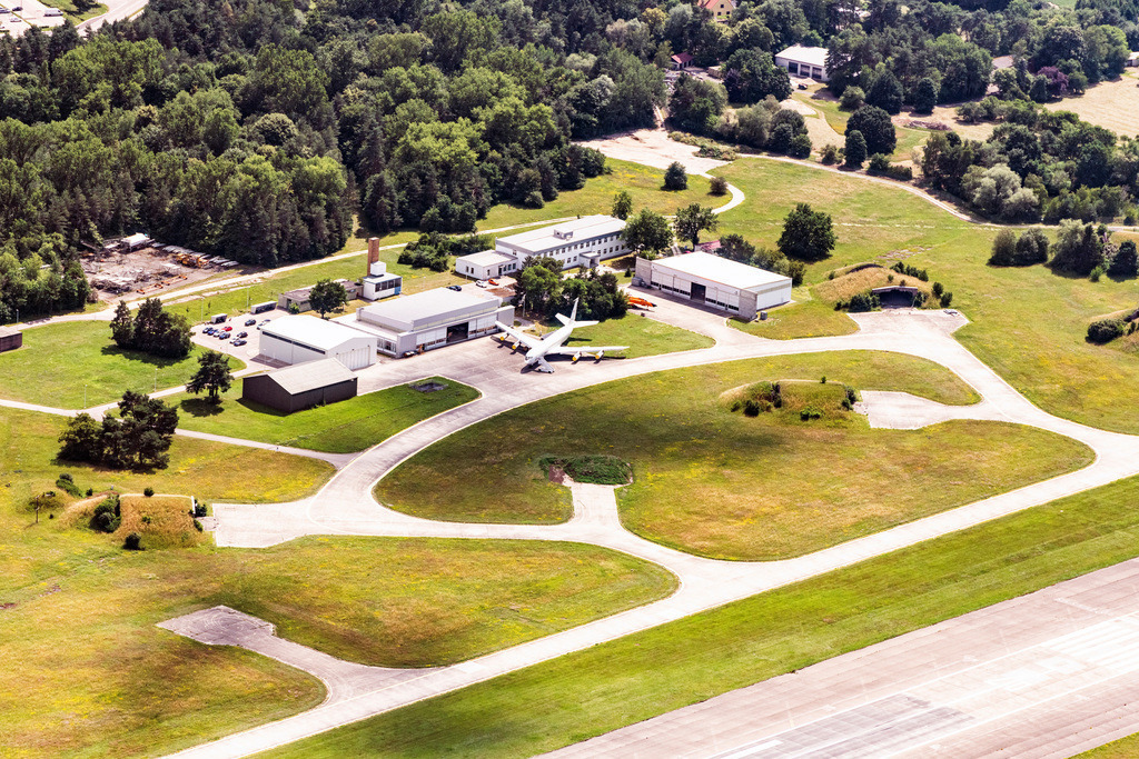 dr__dsc4487.jpg | MANCHING 20.06.2018 Start- und Landebahnen mit Rollwegen Hangaranlagen und Terminals auf dem Gelände des Flughafen - Flugplatz Ingolstadt-Manching in Manching im Bundesland Bayern. // Runway with hangar taxiways and terminals on the grounds of the airport in Manching in the state Bavaria. Foto: Daniel Reiter