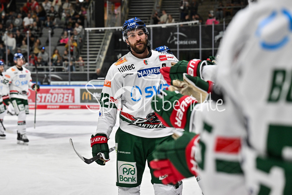 Augsburger Panther - Moser Medical Graz99ers | Jubel der Panther nach dem Treffer zum 2-0 druch Alexandre GRENIER (Augsburger Panther 82) / Tor / Torschuetze / Freude / Happy / Testspiel: Augsburger Panther - Moser Medical Graz99ers; Curt Frenzel Stadion am 31.08.2025