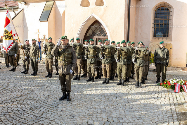 Kranzniederlegung am Karner bei der Stadtpfarrkirche "Maria in Dorn" | Bildershop von pixelworld.at - Realisiert mit Pictrs.com
