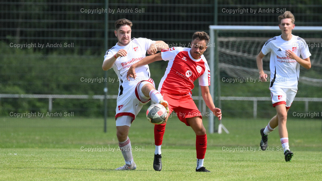 TSV Bordesholm vs. TSV Flintbek | Maximilian Pries (Bordesholm #28) / Joshua Grimm (Flintbek #11) / Fußball-Verbandsliga Ost Männer 2025/2026 / TSV Bordesholm vs. TSV Flintbek / Sportanlage Platz A / 24582 Bordesholm / 16.08.25 - Realisiert mit Pictrs.com