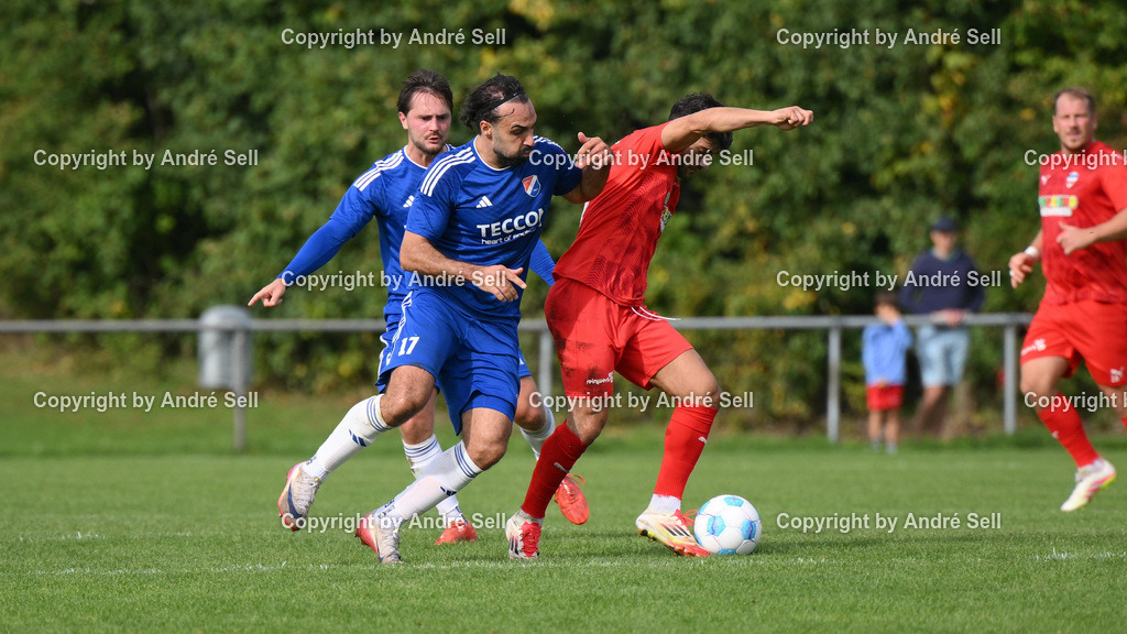 SpVg Eidertal Molfsee vs Inter Türkspor Kiel | Leif Celik (Molfsee #17) vs Rezan Acer (Inter #47) / Fußball-Landesliga Schleswig Männer 2026/2027 / SpVg Eidertal Molfsee vs Inter Türkspor Kiel / Platz A / Molfsee / 03.10.26 - Realisiert mit Pictrs.com