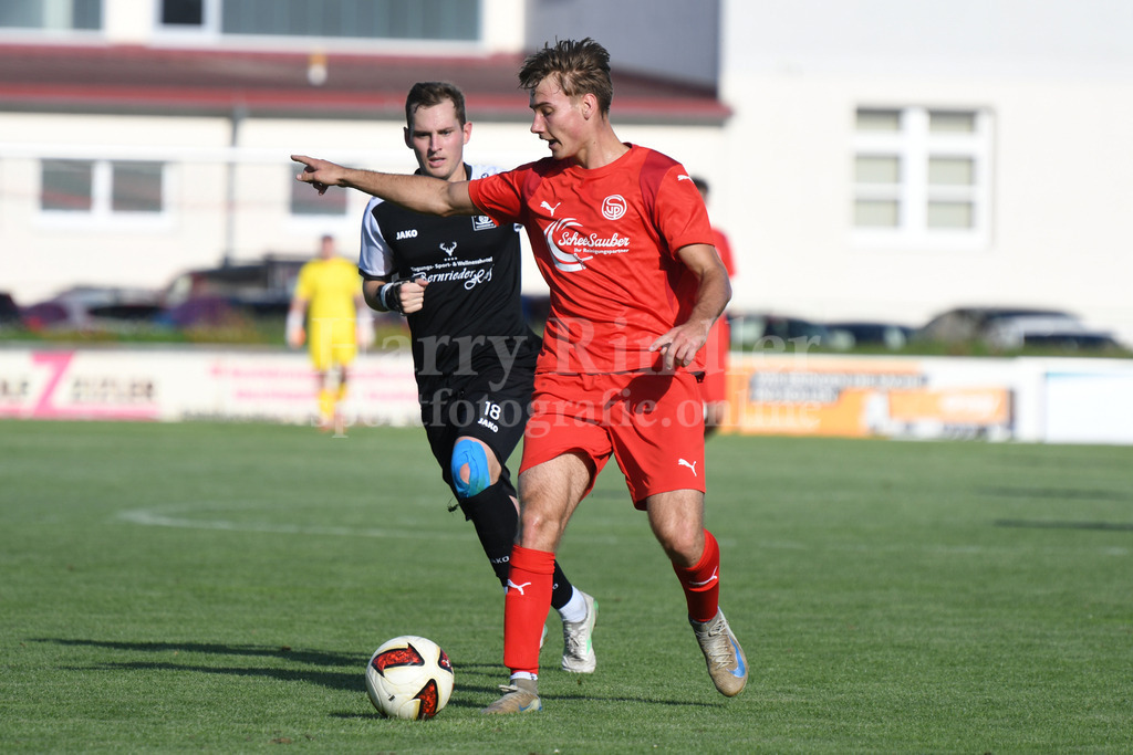 SpVgg Plattling : SpVgg GW Deggendorf | Rafael Oslislo (SpVgg Plattling) vor Matthias Schäfer (SpVgg GW Deggendorf) - Realisiert mit Pictrs.com