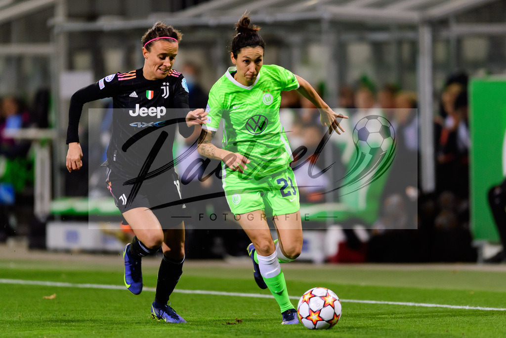 WOBJUV20211118_011 | Fussball, Frauen: Barbara Bonansea (Juventus FC) und Sara Doorsoun (VfL Wolfsburg) im Zweikampf bei dem Spiel der UEFA Women´s Champions League zwischen VfL Wolfsburg und Juventus Turin im AOK-Stadion am 18.11.2021 in Wolfsburg, Deutschland. - Realisiert mit Pictrs.com