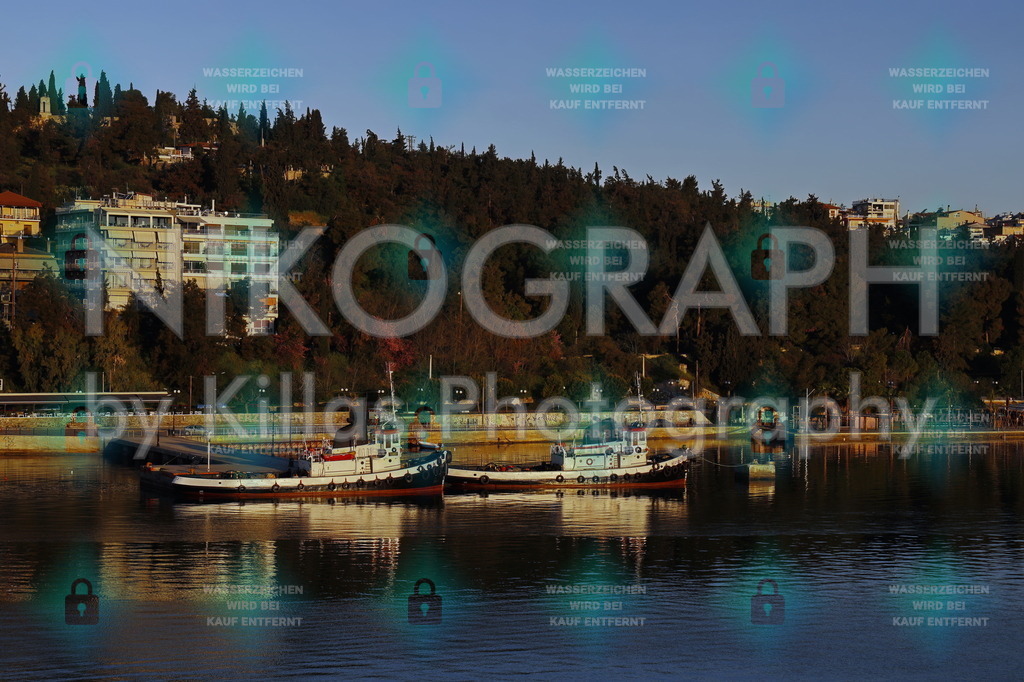 Schleppboote von Chalkida | Die Schleppboote an der Anlegestelle auf der Festlandseite der Stadt Chalkida. 

Chalkida (Χαλκίδα) ist die Hauptstadt der der griechischen Insel Euböa (Εύβοια). Chalkida erstreckt sich über beide Seiten der Meeresstraße Euripos (Εύριπος), welche zwischen dem griechischen Festland und der Insel Euböa liegt. 

Die Meerenge ist an der engsten Stelle nur 40 Meter breit und gilt als schmalste Meerenge der Welt. Eine Besonderheit der Meerenge sind die wechselnden Gezeitenströmungen. Die regulären Gezeitenströmungen wechseln alle 6 Stunden die Richtung. Zwei mal pro Mondmonat treten die irregulären Strömungen auf, die bis zu vierzehn mal am Tag die Richtung wechseln.