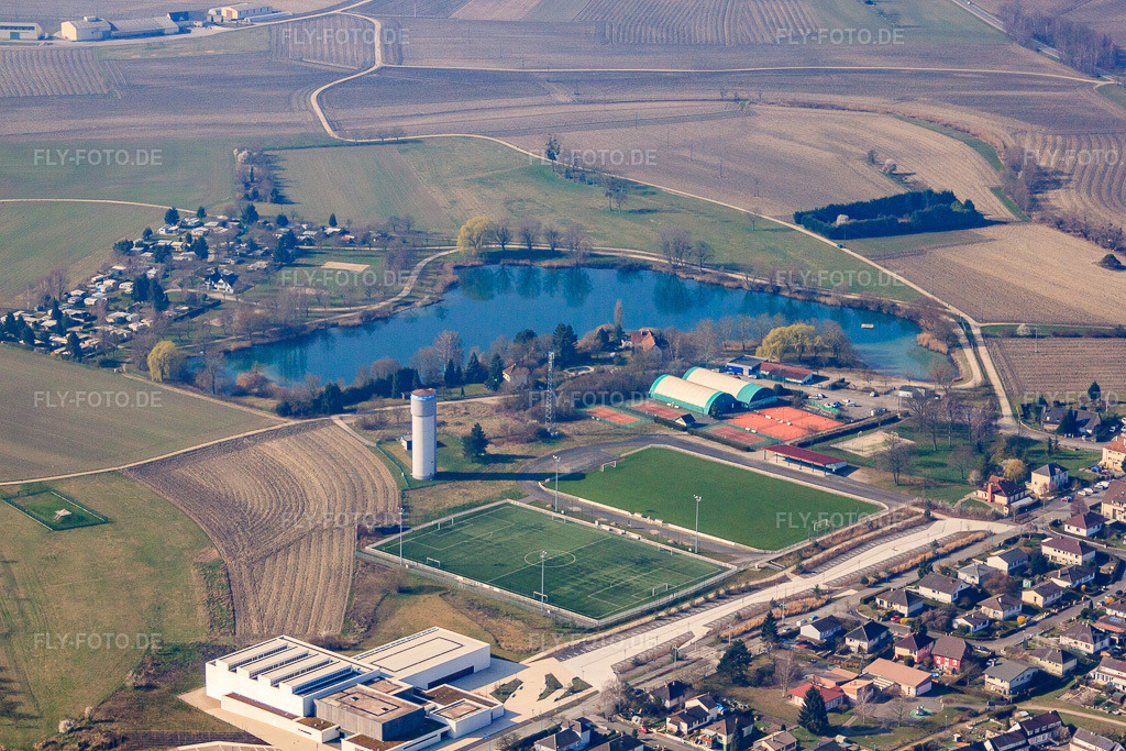 Luftbild: Zone de Loisirs / Camping in Gambsheim im Bundesland Bas-Rhin in Frankreich. – Foto: IMG_62890.jpg vom 09.03.2014 durch Werner Riehm/FLY-FOTO.de – Auflösung des Originals: 4752 x 3168 px – Zone de Loisirs / Camping - Commune de Gambsheim – Gemeinde-Campingplatz - Visit Alsace – EcRhin - École de musique - Commune de Gambsheim