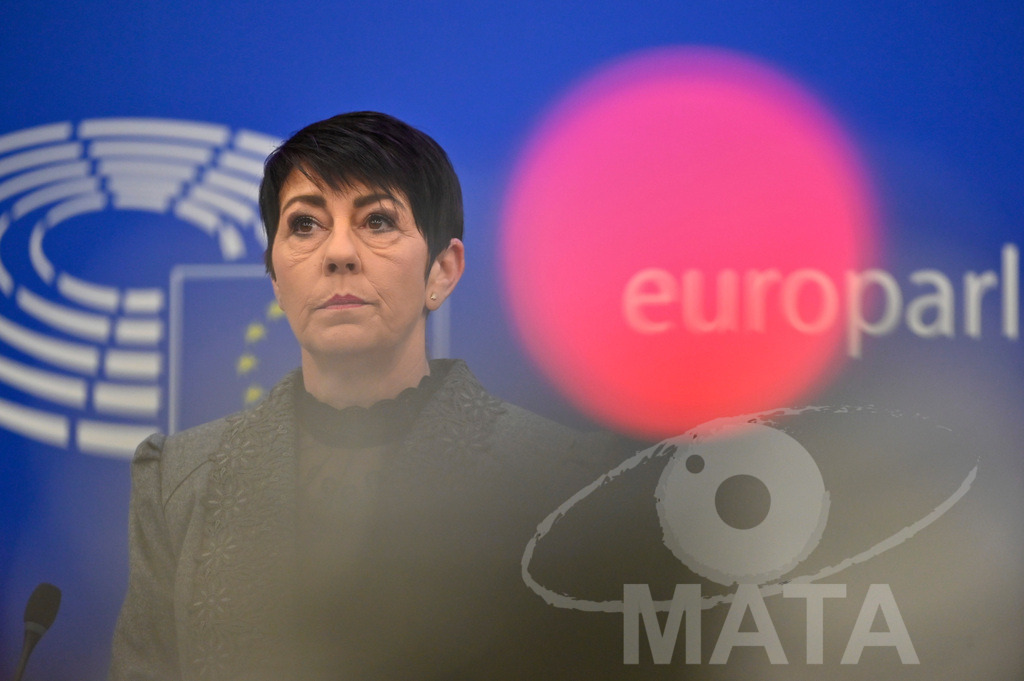 _DWI0039 | Politikerin Christine Anderson bei einer Pressekonferenz zum Thema ' Alarmierende Statistiken zu den Folgen des COVID-Lockdowns' im Europäischen Parlament. Straßburg, 18.01.2023 - Realisiert mit Pictrs.com