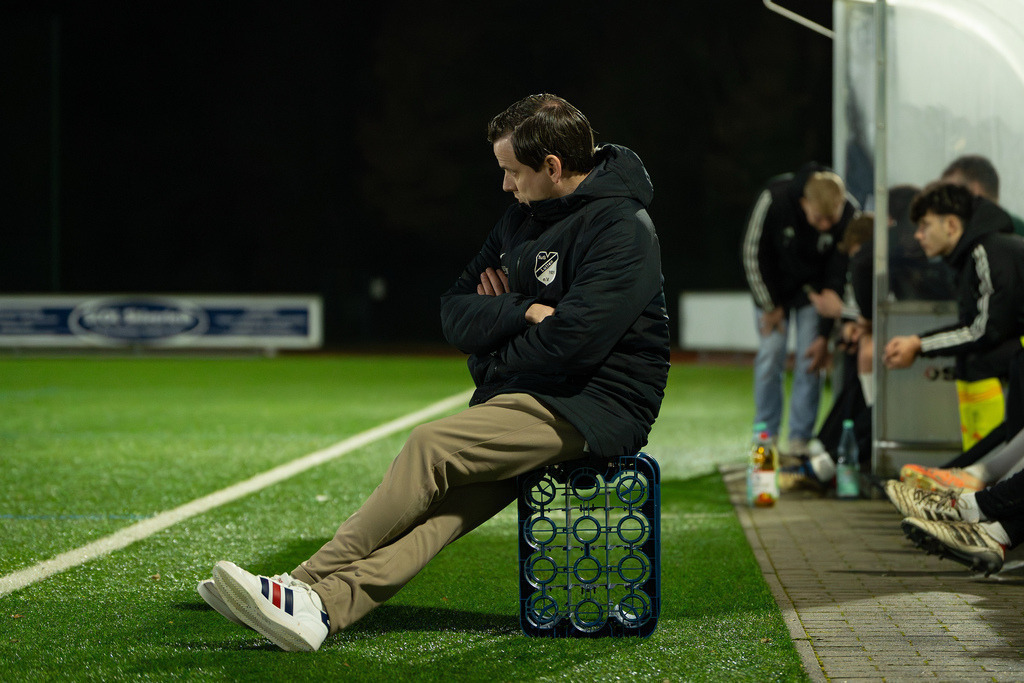 Fußball I Herren I Saison 2025-2026 I Freundschaftsspiel I TSV Grossenkneten - TuS Lutten I 1059 | Steffen Boning (Trainer, TuS Lutten) - Realisiert mit Pictrs.com