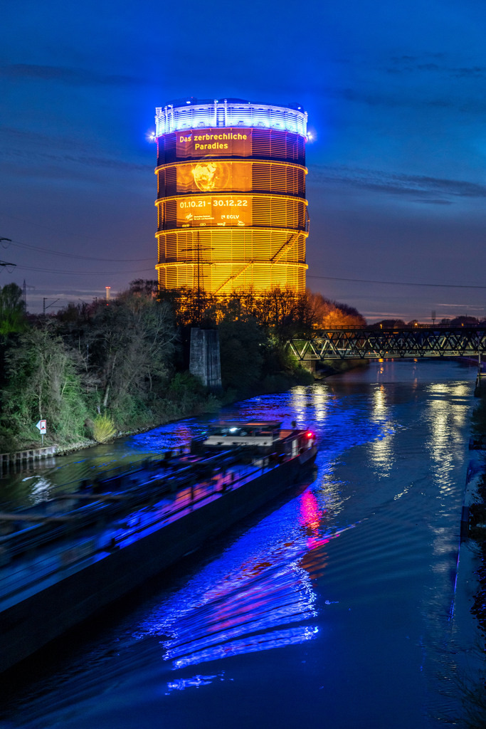 JT-220411 | Neue Mitte Oberhausen, Gasometer Ausstellungshalle, nach der Renovierung, Rhein-Herne-Kanal, abendliche Beleuchtung, Kanalschiff, Ausstellung Das zerbrechliche Paradies, NRW, Deutschland,  - Realisiert mit Pictrs.com