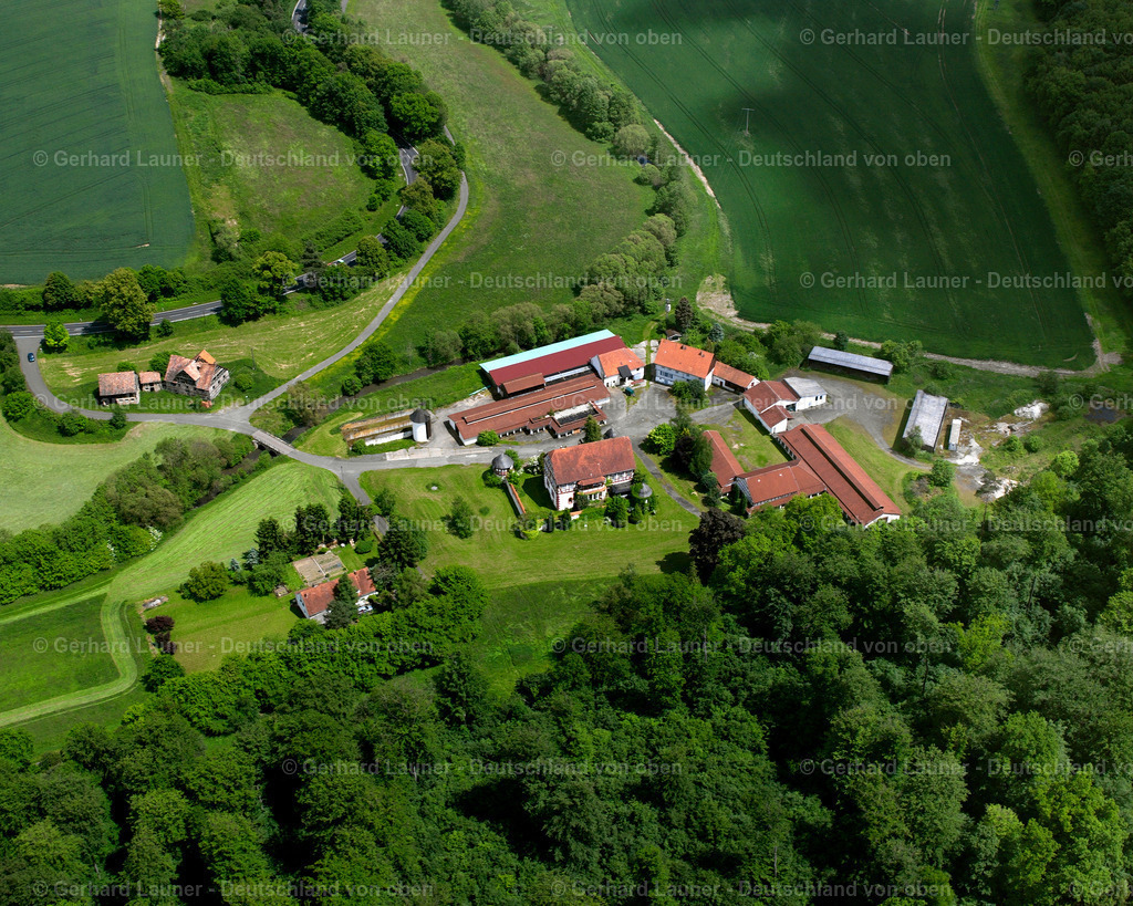 2614209 | KIRTORF 09.06.2006 Landwirtschaftliche Nutzflächen und Feldgrenzen  umsäumen das Siedlungsgebiet des Dorfes in Kirtorf im Bundesland Hessen, Deutschland // Agricultural land and field boundaries surround the settlement area of the village  in Kirtorf in the state Hesse, Germany Foto: Gerhard Launer