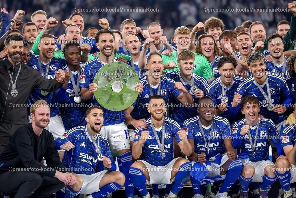 S0417052602013 | 17.05.2026, Fußball, FC Schalke 04 - Eintracht Braunschweig, 34. Spieltag, 2. Fußball Bundesliga, Veltins-Arena Gelsenkirchen, Saison 2025 2026: Schalke 04 ist Meister der 2. Bundesliga. Die Mannschaft gewinnt die Meisterschaft und steht jubelnd auf dem Spielfeld. Freude und Emotionen nach dem Sieg. Gruppenbild Mannschaftsbild mit Kenan Karaman&nbsp;&nbsp;(Schalke04 #19) mit der Meisterschale DFB regulations prohibit any use of photographs as image sequences and or quasi-video.