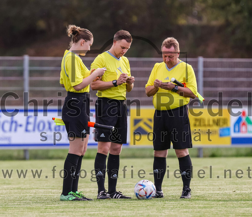 2023-08-25_006_FC_Finsing_gegen_FC_Lengdorf | Finsing, Deutschland, 25.08.2023:
Fußball, Kreisliga 2023 / 2024, 6. Spieltag, FC Finsing gegen FC Lengdorf, Endergebnis: 5:0

Assistentin Vivienne Greiner, Schiedsrichter Etienne Fromme, Assistent Alexander Bothner

Foto: Christian Riedel / fotografie-riedel.net