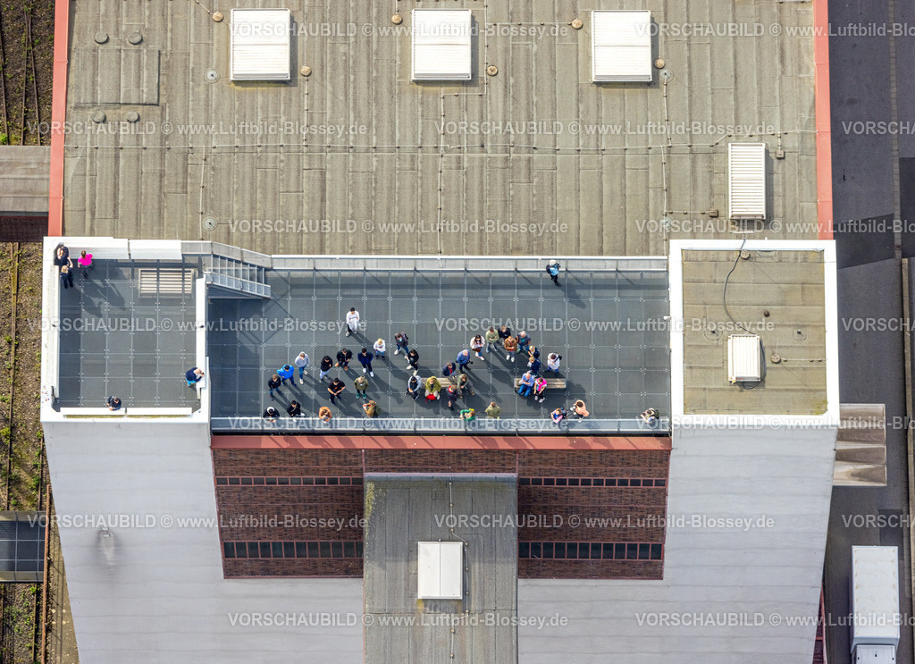 Essen240400346 | Luftbild, UNESCO-Welterbe Zollverein, Zeche Zollverein, Besucher auf dem Ruhr Museum Dach des Zechengebäudes, Stoppenberg, Essen, Ruhrgebiet, Nordrhein-Westfalen, Deutschland