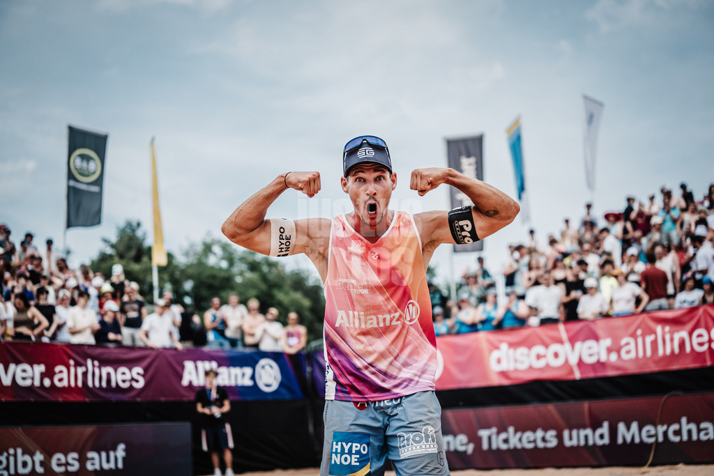 Beachvolleyball | Männer | Allianz German Beach Tour 2025 | Tourstop München | 05.07.2025 | Mathias Seiser jubelt nach dem Sieg und posiert mit seinem Bizeps