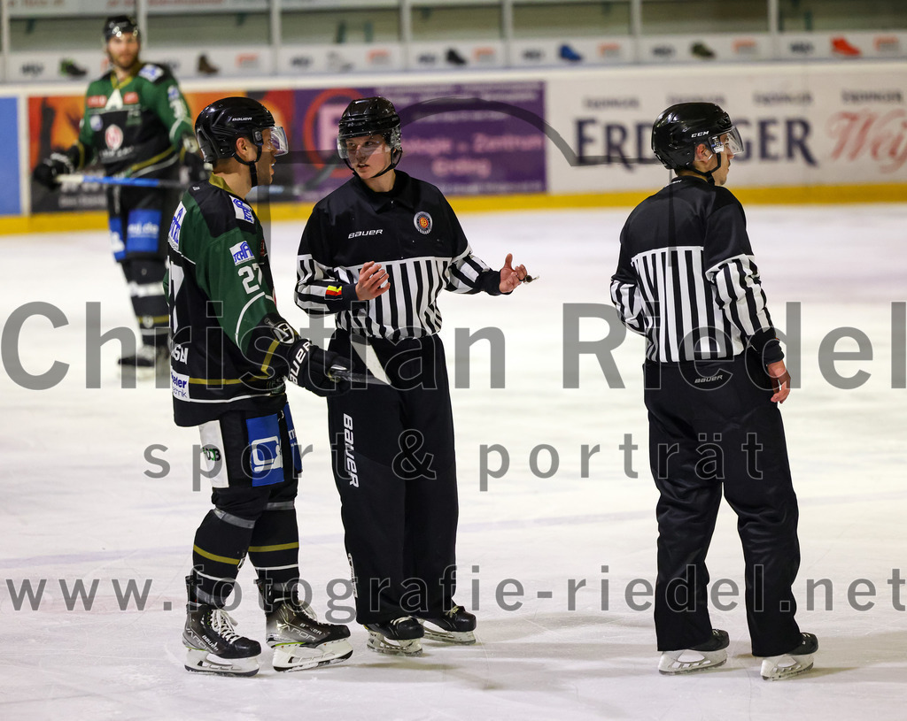 2023-03-19_103_TSV_Erding_gegen_TEV_Miesbach | Erding, Deutschland, 19.03.2023:
Eishockey, Bayernliga Playoffs 2022 / 2023, Halbfinale, TSV Erding gegen TEV Miesbach, Endergebnis: 

Mark Waldhausen (Erding Gladiators, #27), Schiedsrichterin Lara Fischer

Foto: Christian Riedel / fotografie-riedel.net