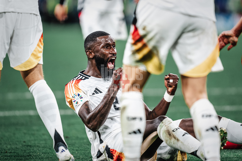 Fußball | Herren | UEFA-Fußball-Europameisterschaft 2024 | Achtelfinale | Deutschland vs. Dänemark | 29.06.2024 | Antonio Rüdiger (#2, Deutschland) jubelt am Boden