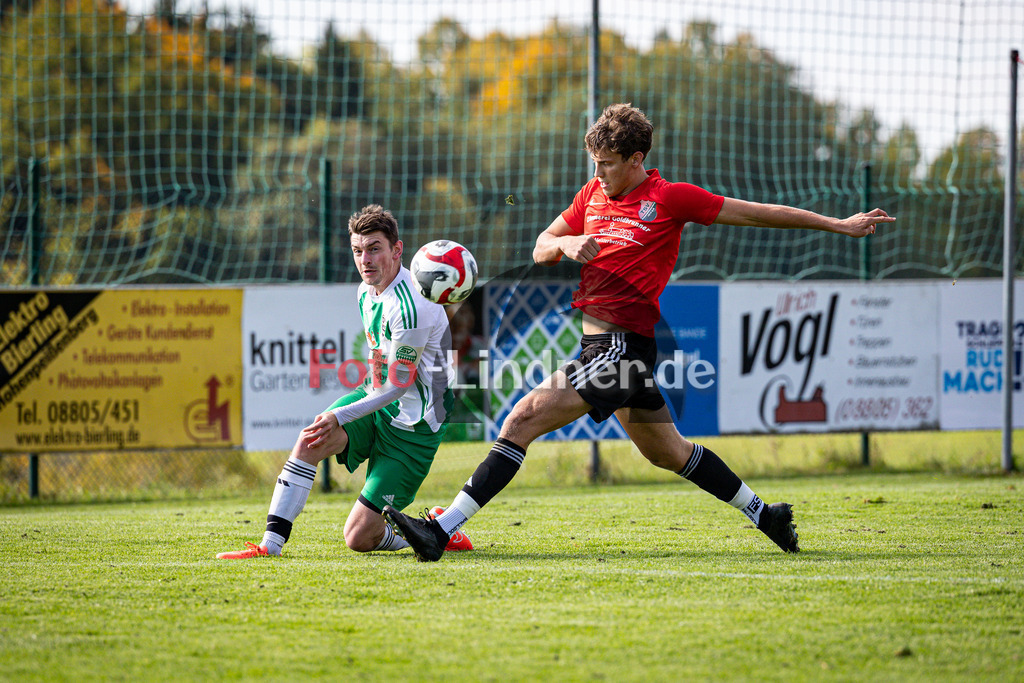 TSV Hohenpeißenberg gegen SV Unterdiessen | Fußball Herren Kreisklasse Gruppe 4 Zugspitze 2025/26 11. Spieltag, TSV Hohenpeißenberg gegen SV Unterdiessen, 20251012,Zweikampf,2025-10-12 in Hohenpeißenberg (Sportplatz Hohenpeißenberg), Matthias NEGELE (SV Unterdiessen Kapitän 6), Fabian SCHWARZ (TSV Hohenpeißenberg 7)Copyright: WolfgangxLindner www.foto-lindner.de