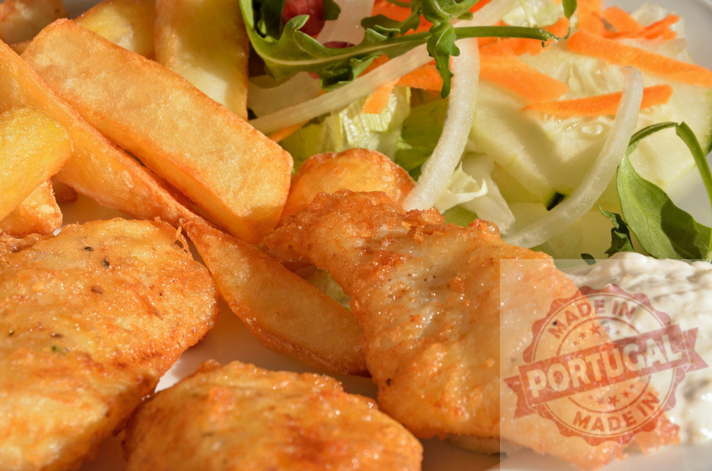 Fried battered fish with golden chips and fresh salad | Fried fish pieces, crispy chips, fresh green salad, and creamy tartar sauce forming a complete meal - Realisiert mit Pictrs.com