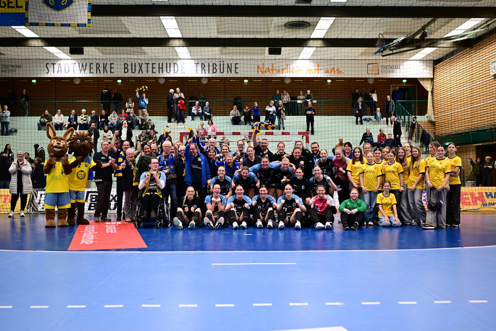 Handball I Frauen I Saison 2024-2025 I 1. HBF I 14. Spieltag I Buxtehuder SV - Neckarsulmer Sport-Union | Jubel, Begeisterung, Enthusiasmus, Euphorie, Freude, Glücksgefühl, Heiterkeit bei: Buxtehuder Sportverein Frauen mit den Fans - Realisiert mit Pictrs.com