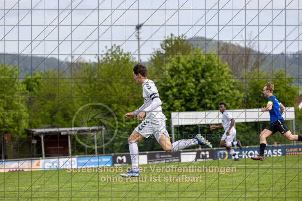 20250426_161119_0087 | #, SGM 1.FC Donzdorf/Reichenbach (weiß) vs. SGM FV 08 Unterkochen (blau), Fussball, A-Junioren Regionenstaffel Mitte 3 - WfV, Saison 2024/2025, Rasenplatz, Lautertal Stadion, Süßener Straße 16, 73072 Donzdorf, 26.04.2025 - 16:00 Uhr,Foto: PhotoPeet-Sportfotografie/Peter Harich