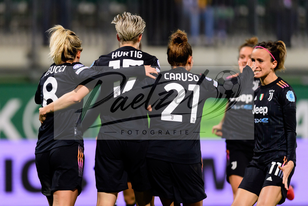 WOBJUV20211118_042 | Fussball, Frauen: . Spielerinnen von Juventus FC jubeln nach dem 0:1 bei dem Spiel der UEFA Women´s Champions League zwischen VfL Wolfsburg und Juventus Turin im AOK-Stadion am 18.11.2021 in Wolfsburg, Deutschland. - Realisiert mit Pictrs.com