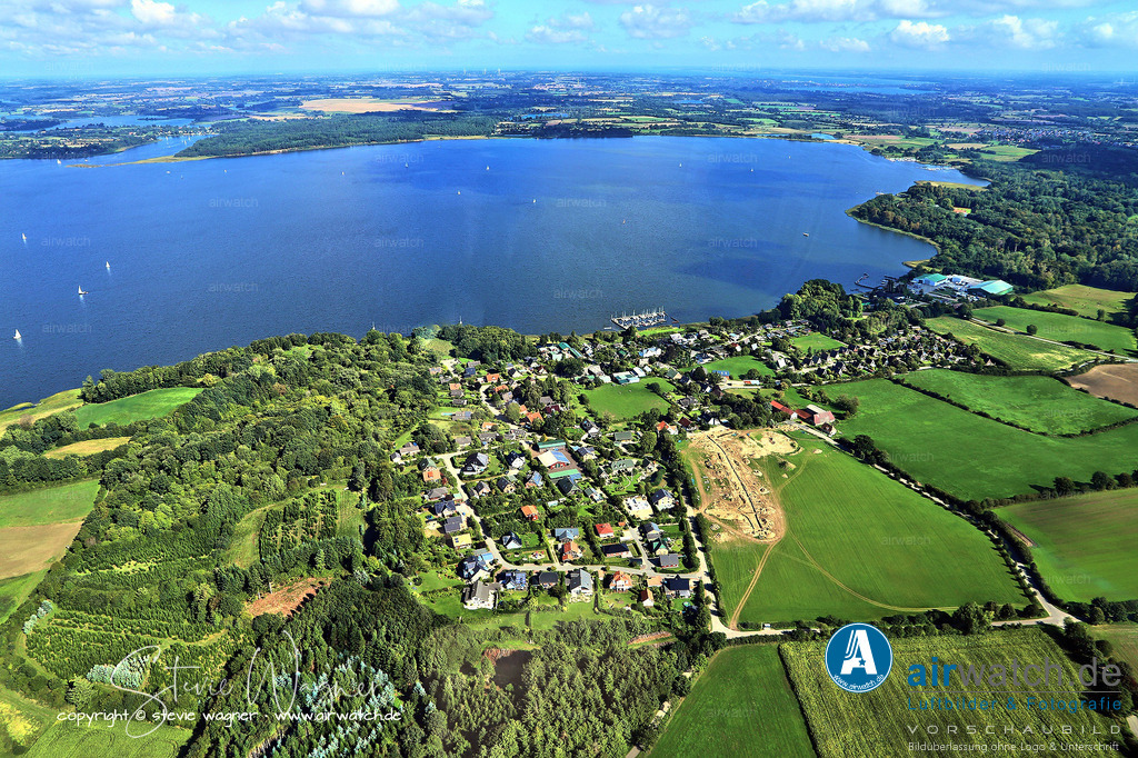 Luftbild Borgwedel an der Schlei | Borgwedel ist eine Gemeinde am südlichen Ufer der Schlei, rund acht Kilometer östlich von Schleswig, und gehört zum Kreis Schleswig-Flensburg in Schleswig-Holstein. Die Gemeinde besteht aus den Ortsteilen Borgwedel und Stexwig sowie weiteren Teilen wie Stexwigfeld, Borgwedelfeld und Osterlieth.